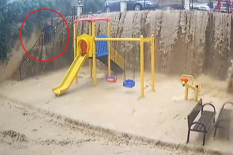 Samsun'daki sel felaketinden kaçış anı böyle görüntülendi Samsun'daki sel felaketinden kaçış anı böyle görüntülendi