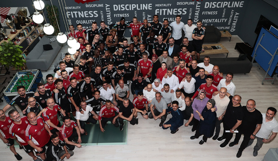Beşiktaş efsanesi Atiba Hutchinson 10 yıldır formasını giydiği takımına gözyaşlarıyla veda etti Beşiktaş efsanesi Atiba Hutchinson 10 yıldır formasını giydiği takımına gözyaşlarıyla veda etti