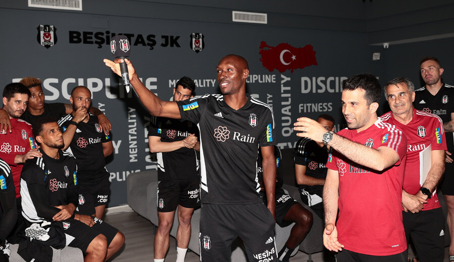 Beşiktaş efsanesi Atiba Hutchinson 10 yıldır formasını giydiği takımına gözyaşlarıyla veda etti Beşiktaş efsanesi Atiba Hutchinson 10 yıldır formasını giydiği takımına gözyaşlarıyla veda etti