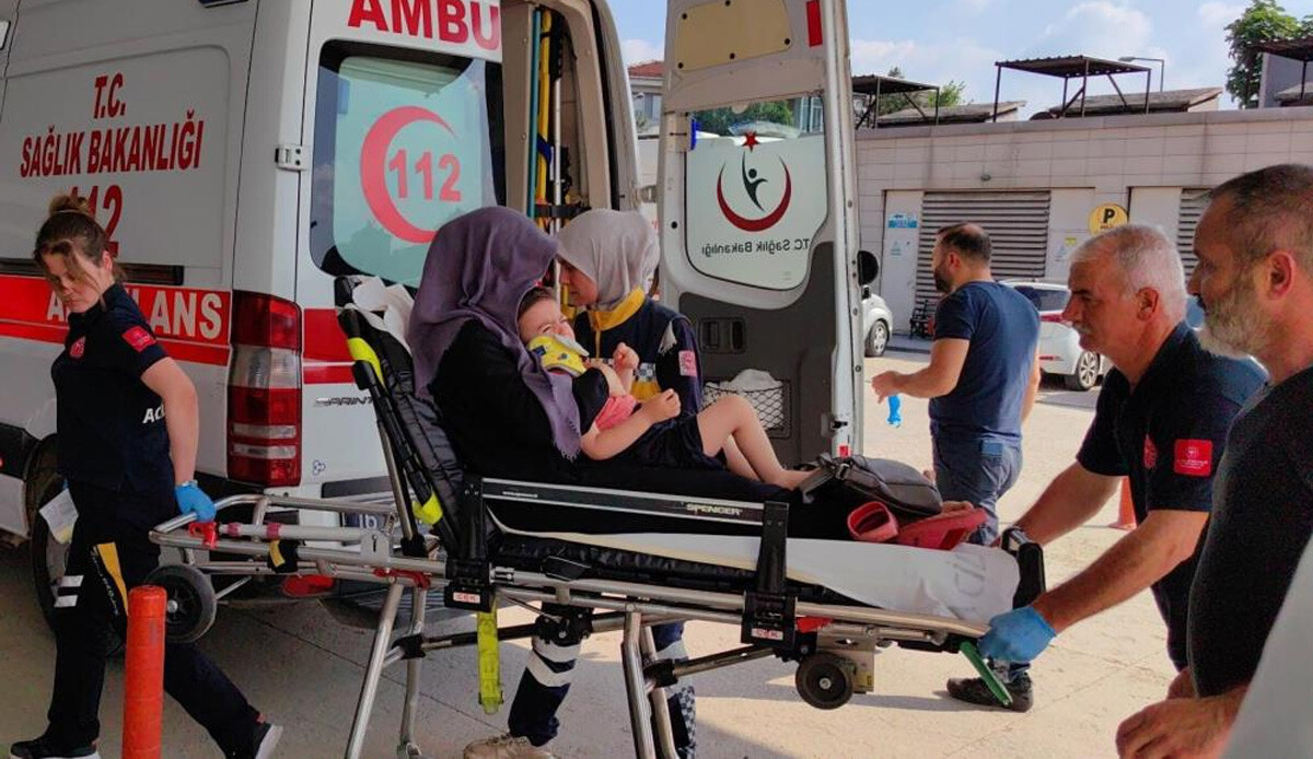 Oynadığı balkondan aşağıya düştü, annesinin kucağında hastaneye kaldırıldı