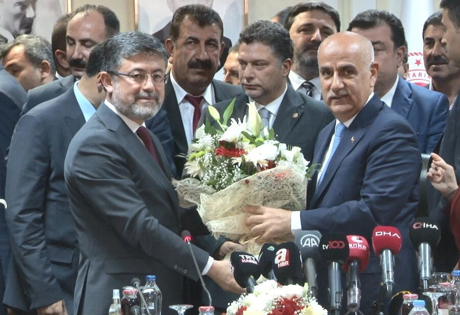 Yeni Tarım Bakanı Yumak'lıyı yoğun bir gündem bekliyor: İlk ödev gıda enflasyonu Yeni Tarım Bakanı Yumak'lıyı yoğun bir gündem bekliyor: İlk ödev gıda enflasyonu