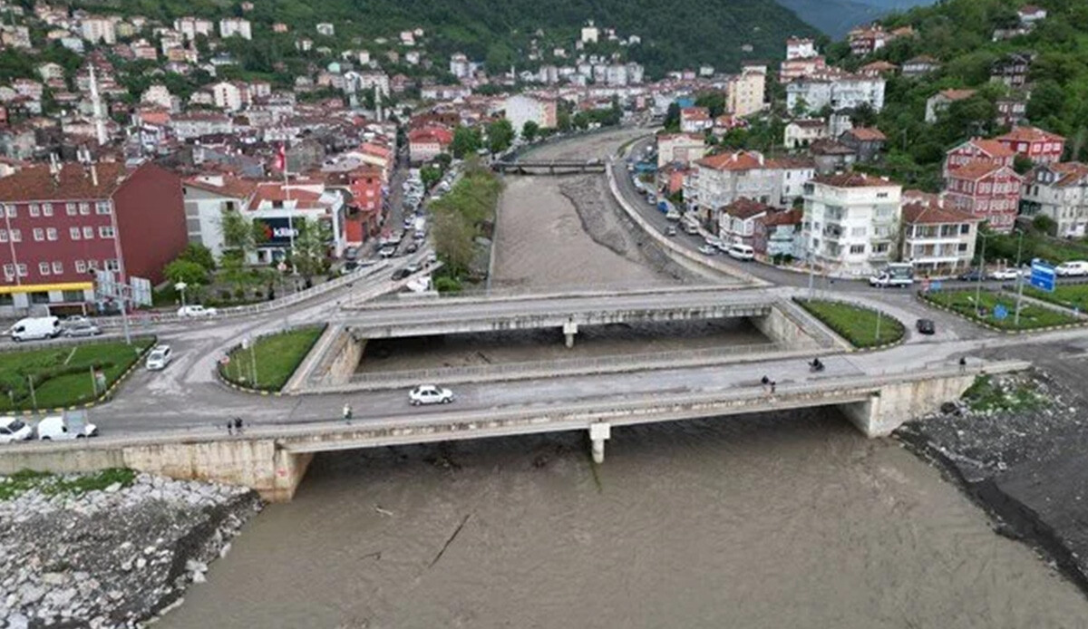 Kastamonu'da heyelan: 11 köyün bağlantı yolu çöktü Kastamonu'da heyelan: 11 köyün bağlantı yolu çöktü