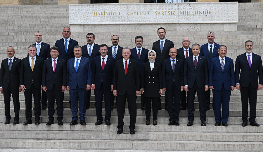 Cumhurbaşkanı Erdoğan ve yeni Kabine Anıtkabir'de: 85 milyona aşkla hizmet edeceğiz Cumhurbaşkanı Erdoğan ve yeni Kabine Anıtkabir'de: 85 milyona aşkla hizmet edeceğiz