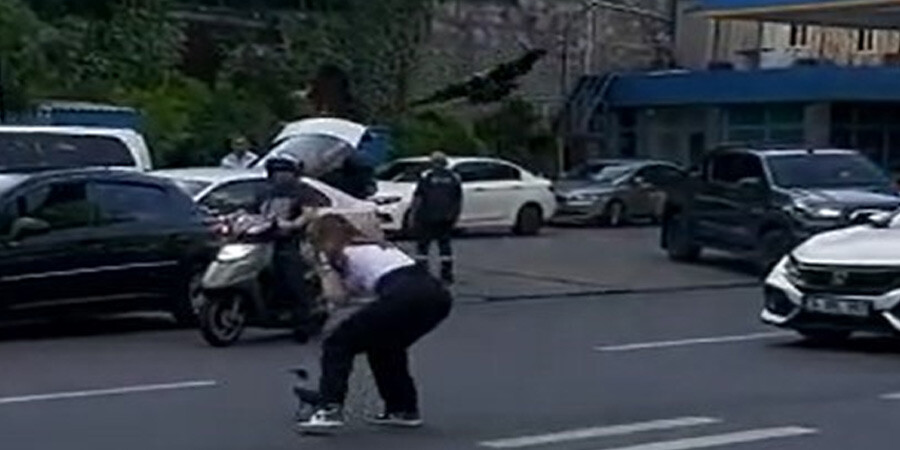 Trafiğin ortasındaki kargaya yardım etmek istedi hayatının şokunu yaşadı