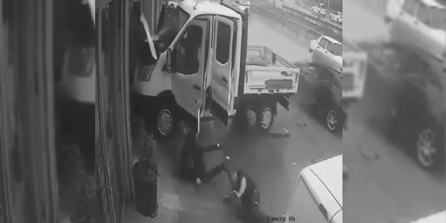 Antalya’da akü değiştirirken bir anda yola savruldular