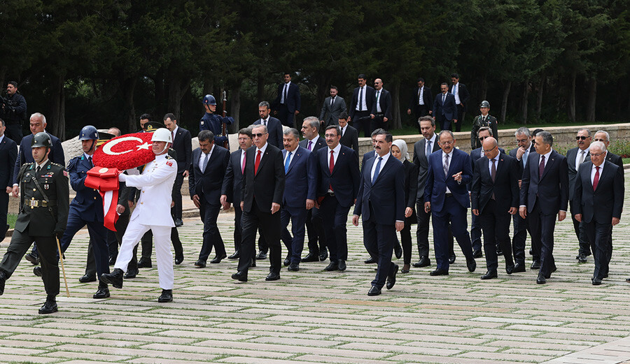 Cumhurbaşkanı Erdoğan ve yeni Kabine Anıtkabir'de: 85 milyona aşkla hizmet edeceğiz Cumhurbaşkanı Erdoğan ve yeni Kabine Anıtkabir'de: 85 milyona aşkla hizmet edeceğiz