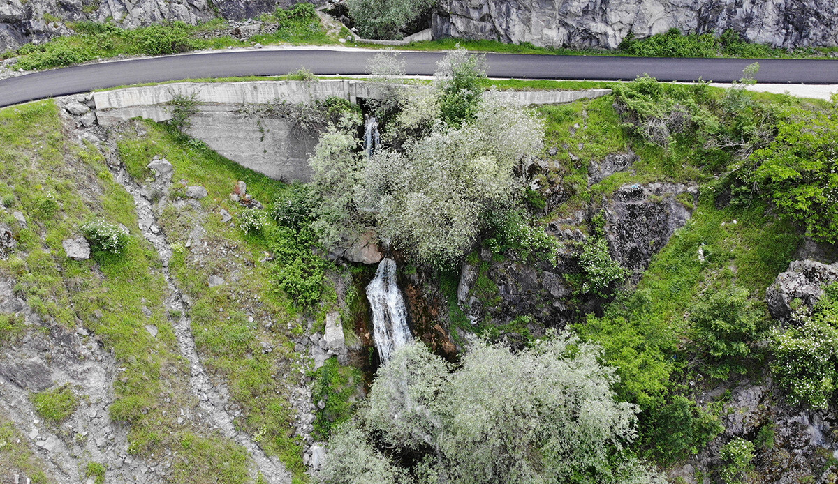 Bu şelalenin üzerinden yol geçiyor! Doğaseverlerin uğrak noktası...