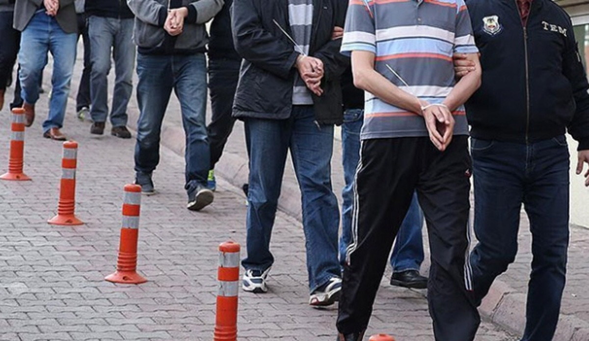 İstanbul’da 2,5 milyonluk vurgun! 23 kişilik şebeke çökertildi İstanbul’da 2,5 milyonluk vurgun! 23 kişilik şebeke çökertildi