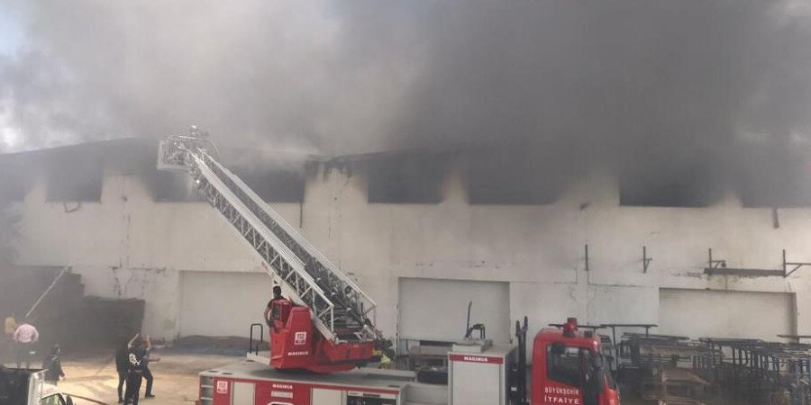 Ankara'da mobilya fabrikasında yangın! 4 kişi dumandan etkilendi