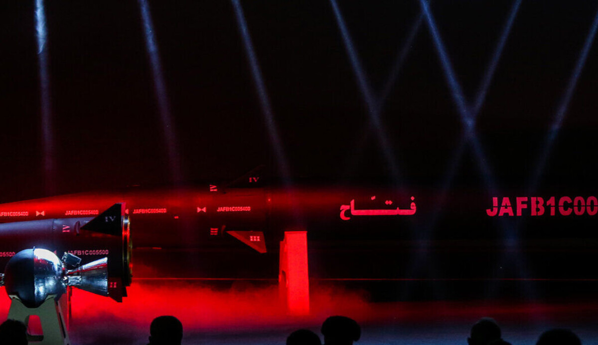İran’dan Batı’ya güç gösterisi! İlk "hipersonik" balistik füze görücüye çıktı İran’dan Batı’ya güç gösterisi! İlk "hipersonik" balistik füze görücüye çıktı