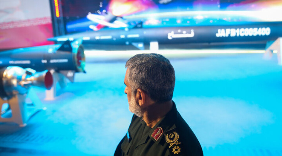 İran’dan Batı’ya güç gösterisi! İlk "hipersonik" balistik füze görücüye çıktı İran’dan Batı’ya güç gösterisi! İlk "hipersonik" balistik füze görücüye çıktı