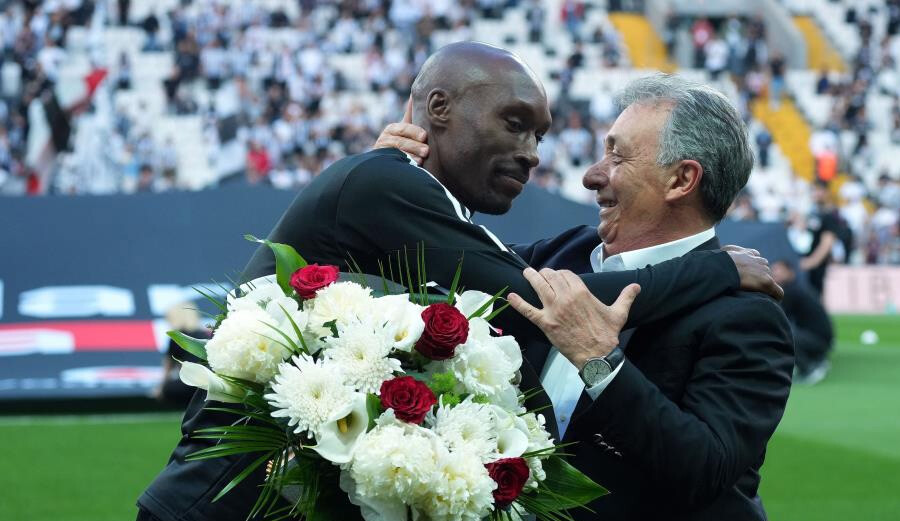 Beşiktaş efsanesi Atiba Hutchinson taraftarlarla vedalaştı, tribünde ağlayanlar oldu