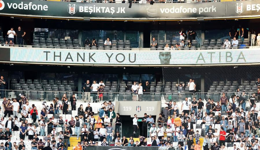 Beşiktaş efsanesi Atiba Hutchinson taraftarlarla vedalaştı, tribünde ağlayanlar oldu