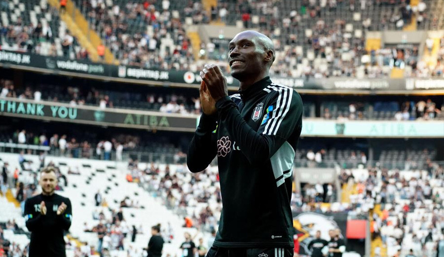 Beşiktaş efsanesi Atiba Hutchinson taraftarlarla vedalaştı, tribünde ağlayanlar oldu