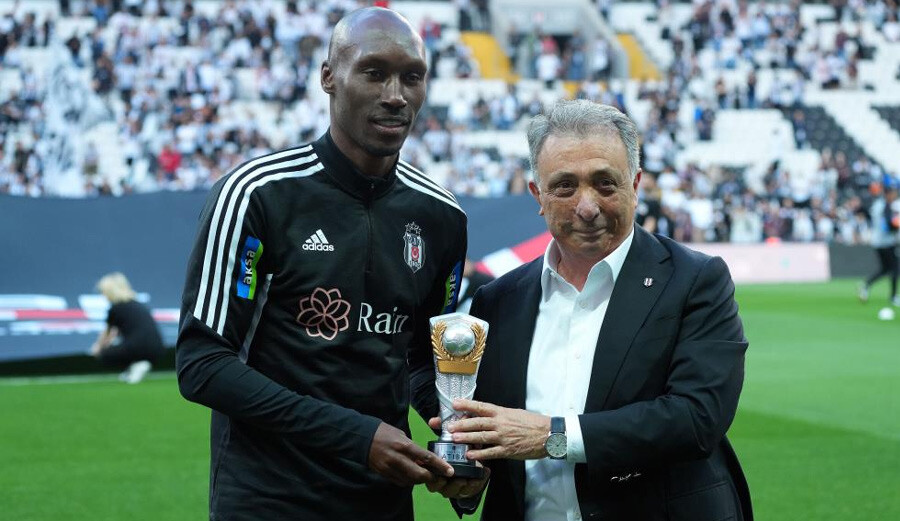 Beşiktaş efsanesi Atiba Hutchinson taraftarlarla vedalaştı, tribünde ağlayanlar oldu