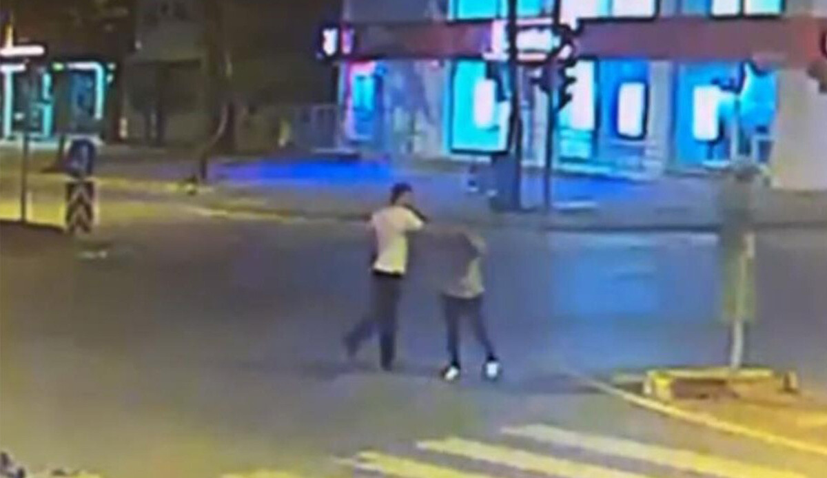 Sokak ortasında dehşet! İki elinde tabancayla karısını darp etti