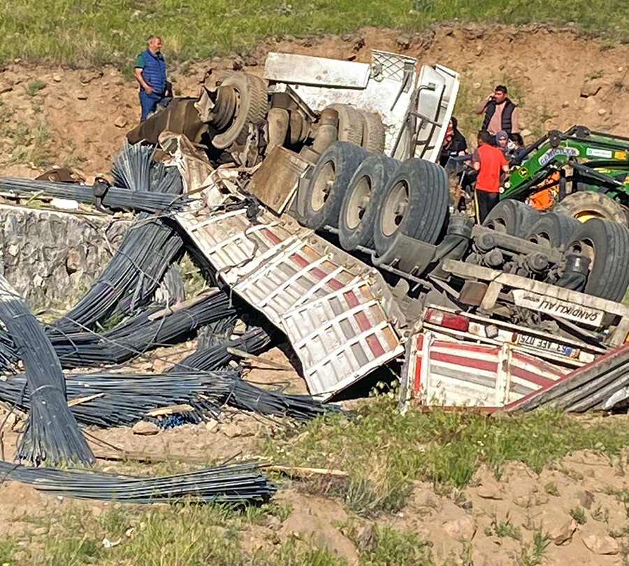 Kars'ta demir yüklü tır devrildi, 2 kişi hayatını kaybetti