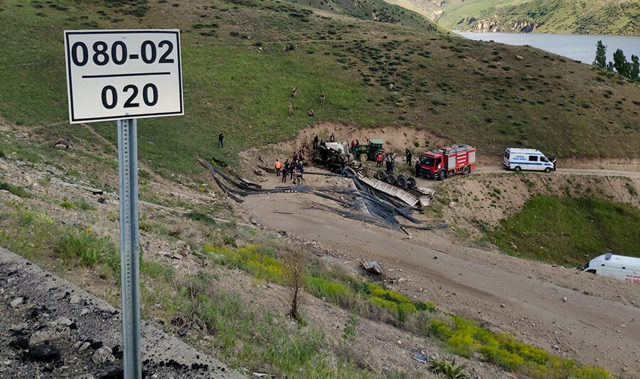 Kars'ta demir yüklü tır devrildi, 2 kişi hayatını kaybetti