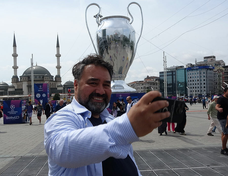 Taksim Meydanı'na Şampiyonlar Ligi kupasının dev maketi getirildi Taksim Meydanı'na Şampiyonlar Ligi kupasının dev maketi getirildi