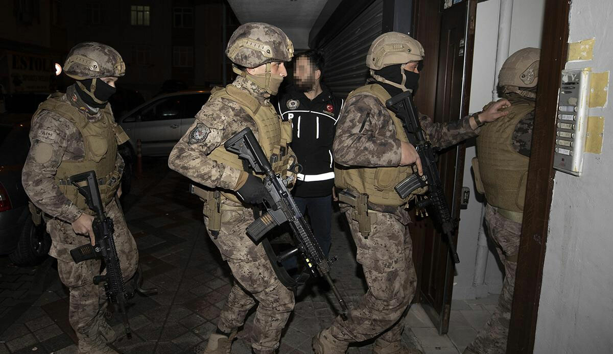 Uyuşturucu satıcılarına şafak operasyonu: Onlarca kişi gözaltına alındı Uyuşturucu satıcılarına şafak operasyonu: Onlarca kişi gözaltına alındı