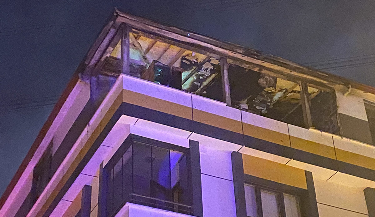 Gece saatlerinde korku dolu anlar! Binanın çatı katı alevlere teslim oldu Gece saatlerinde korku dolu anlar! Binanın çatı katı alevlere teslim oldu