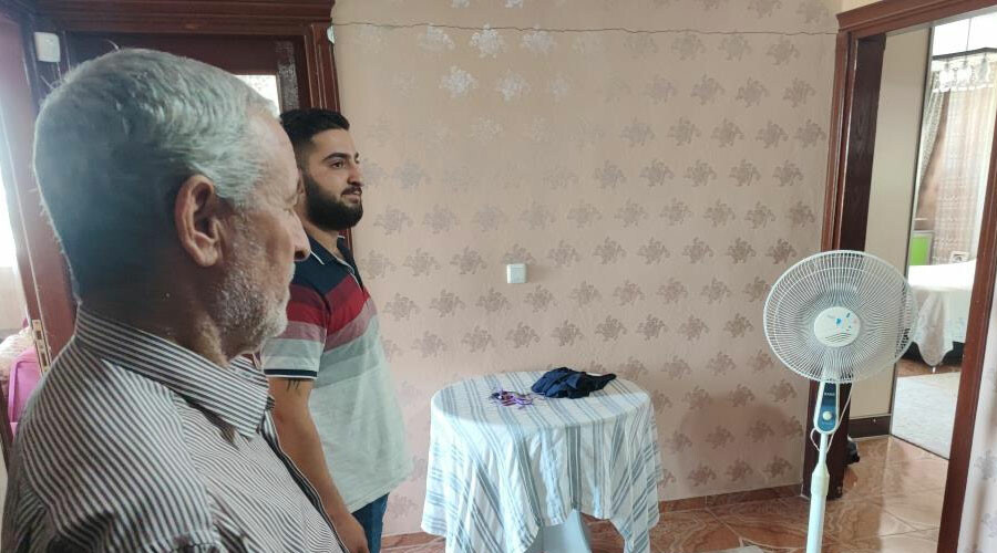 Pişkinliğin böylesi… Çalarken yoruldular, vantilatör açtılar!