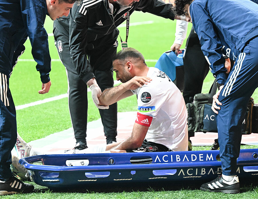 Cenk Tosun'dan Beşiktaş'a kötü haber! Şenol Güneş yeni sezon planlamasında değişiklik yapacak Cenk Tosun'dan Beşiktaş'a kötü haber! Şenol Güneş yeni sezon planlamasında değişiklik yapacak