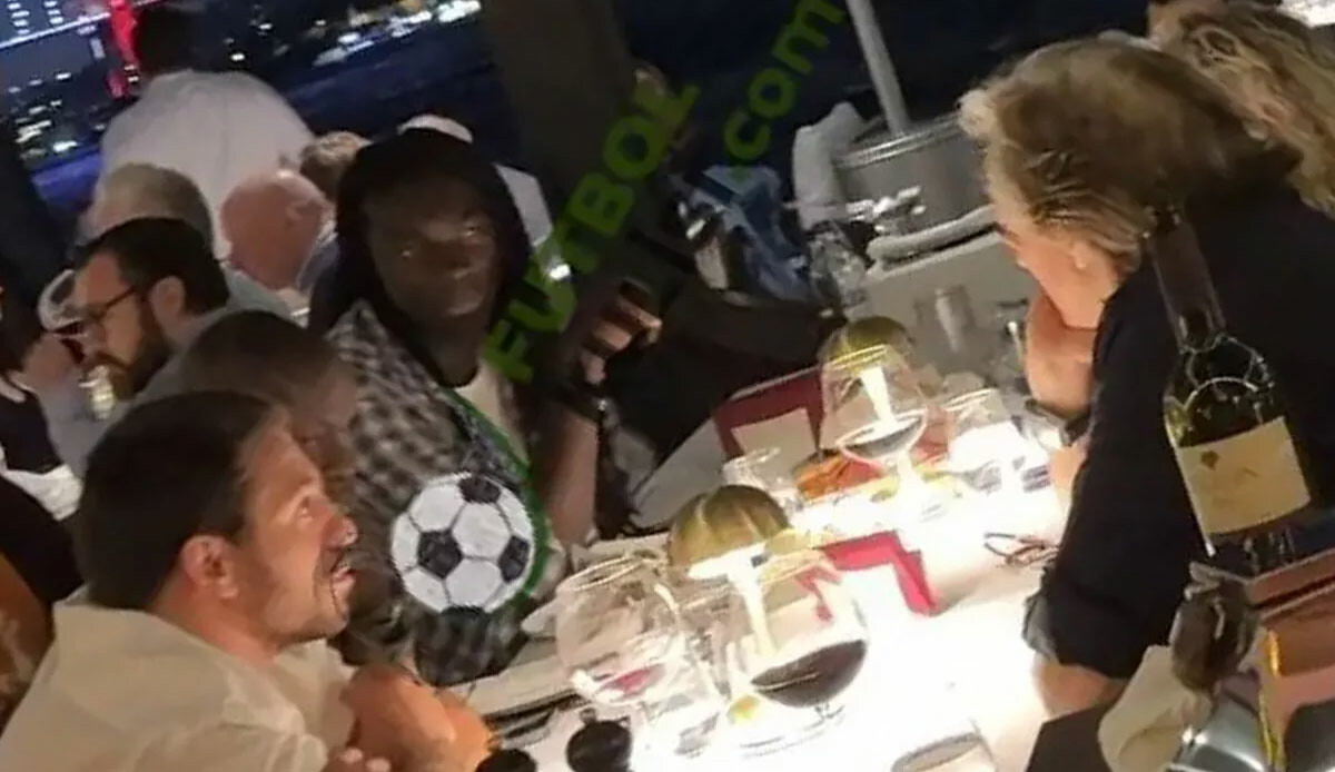 Jorge Jesus çıldırttı! Derbi hezimeti sonrası Gomis ile yemekte görüntülendi Jorge Jesus çıldırttı! Derbi hezimeti sonrası Gomis ile yemekte görüntülendi