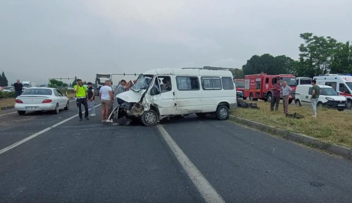 İzmir'de zincirleme kaza: 5 yaralı İzmir'de zincirleme kaza: 5 yaralı