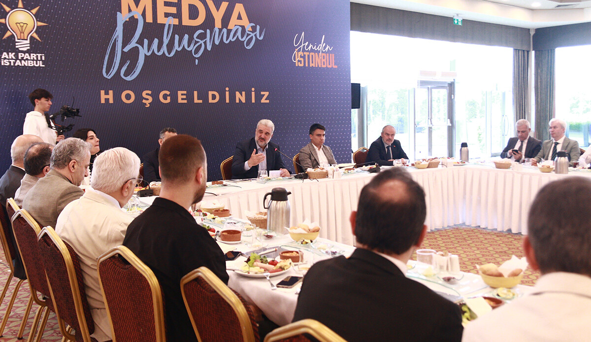 AK Parti İstanbul'da seçim startı verdi: 350 bin seçmene 'dönün' çağrısı AK Parti İstanbul'da seçim startı verdi: 350 bin seçmene 'dönün' çağrısı