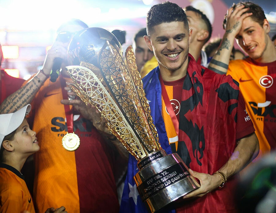 Galatasaraylı taraftarları heyecanlandıran gelişme: Dursun Özbek canlı yayında 2 transfer açıkladı