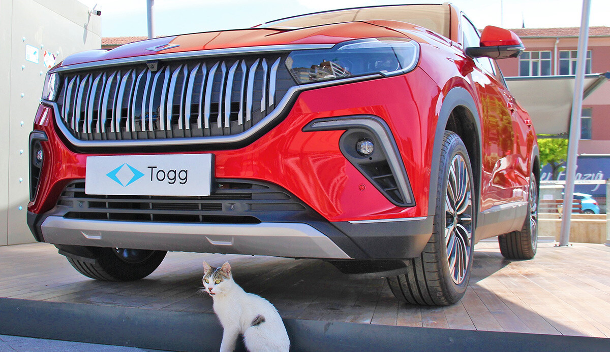 Elazığ'da yerli otomobil heyecanı: Togg'u gören yanına koşuyor