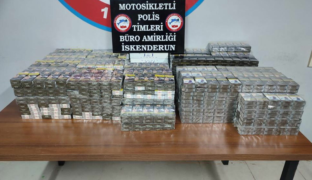Otomobildeki çuvaldan bin 500 paket kaçak sigara çıktı Otomobildeki çuvaldan bin 500 paket kaçak sigara çıktı