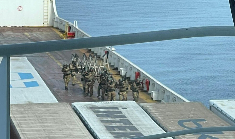 İtalya'da korsanların saldırdığı Türk gemisine polis böyle baskın yaptı.