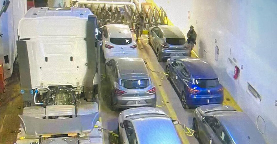 İtalya'da rehin alınan Türk gemisinden görüntü.