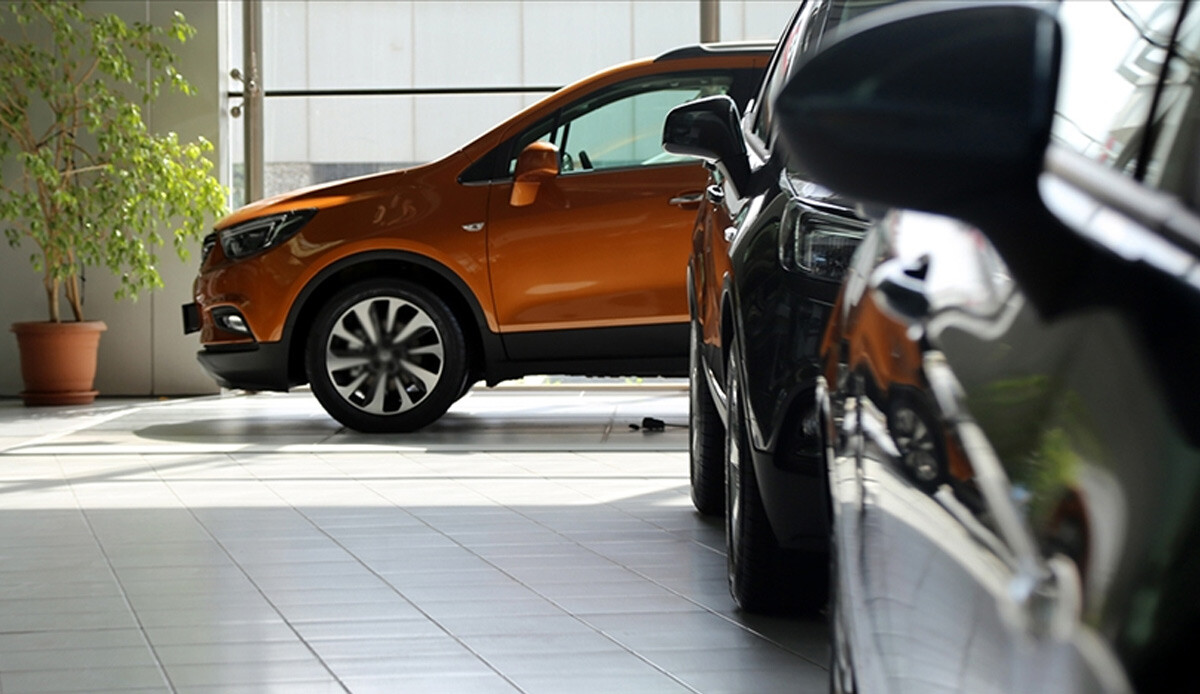 Otomobil fırsatçılığında böylesi görülmedi! Sıfır araca bir de sıra parası eklendi!