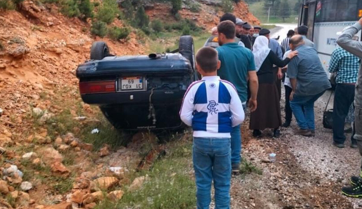 Genç Parti il başkanı ve oğlu kaza geçirdi: Araç 4 takla atarak devrildi