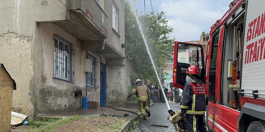 Arnavutköy’de korkutan yangın: Vatandaşlar hortum ve kovayla yangını söndürmeye çalıştı Arnavutköy’de korkutan yangın: Vatandaşlar hortum ve kovayla yangını söndürmeye çalıştı