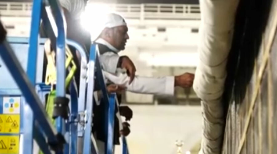 Mekke hacca hazırlanıyor: Kabe örtüsü 3 metre yukarı kaldırıldı