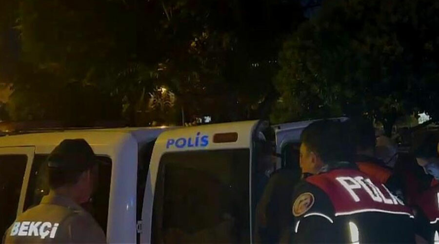 Sokakta kadın kılığında gezen erkek yakalandı