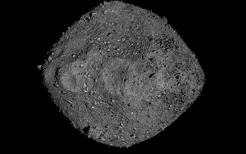 <p>Öte yandan, başlangıçta Ağustos 2022'de başlatılması planlanan görev ertelendi. NASA, uzay görevlerini gerçekleştirmek için karmaşık bir üniversiteler, yükleniciler, taşeronlar ve uzmanlar ağına dayanan çok büyük bir kuruluştur. İşte bu karmaşıklık bazen bürokratik aksaklıklara yol açabilir. Psyche görevi de COVID-19 kısıtlamaları, personel sorunları, iletişim sorunları ve yönetim eksiklikleri nedeniyle ertelendi.</p>