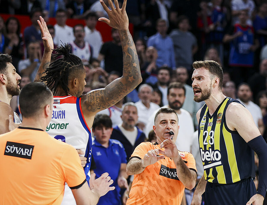 A.Efes - Fenerbahçe maçı sonrası ortalık savaş alanına döndü! Ergin Ataman'ın üzerine yürüdüler A.Efes - Fenerbahçe maçı sonrası ortalık savaş alanına döndü! Ergin Ataman'ın üzerine yürüdüler