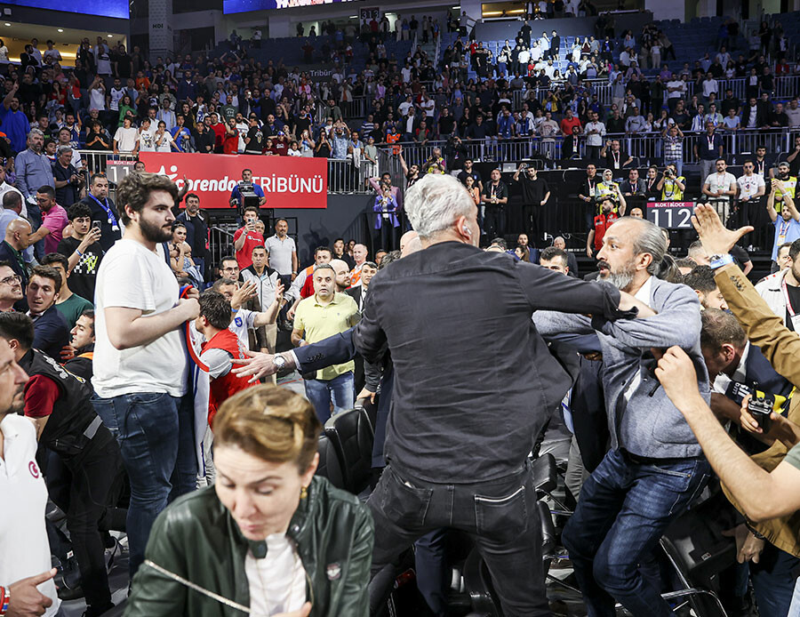 A.Efes - Fenerbahçe maçı sonrası ortalık savaş alanına döndü! Ergin Ataman'ın üzerine yürüdüler A.Efes - Fenerbahçe maçı sonrası ortalık savaş alanına döndü! Ergin Ataman'ın üzerine yürüdüler