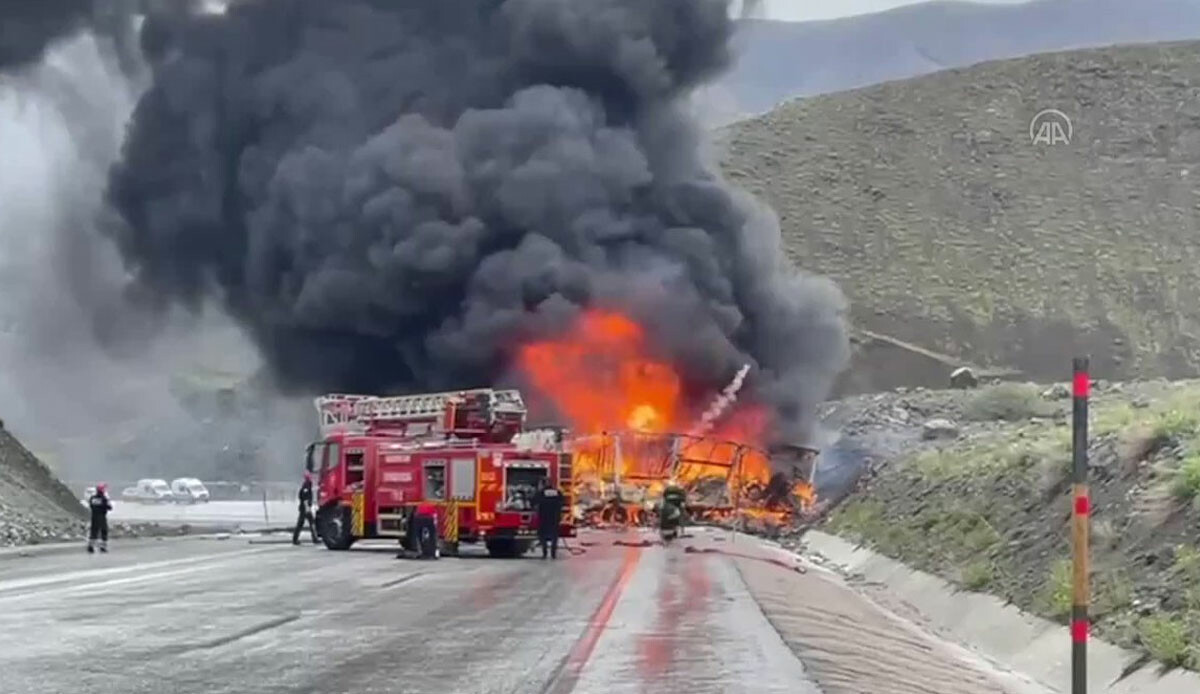 Sprey tüpleri bomba gibi patladı, yol trafiğe kapatıldı