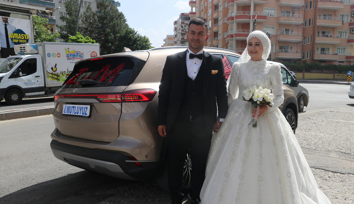 Mutlulukları Togg'la pekişti... Yerli otomobil gelin arabası oldu