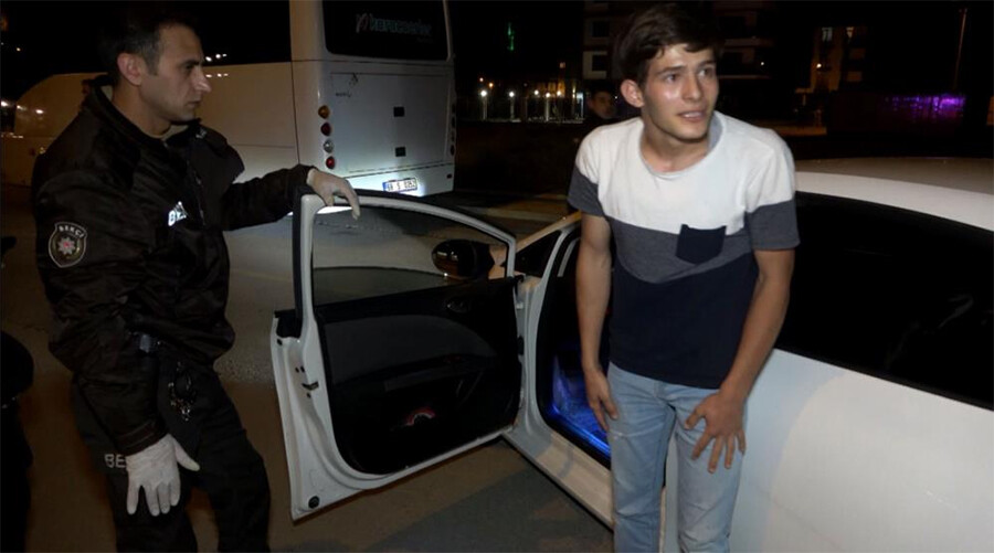 Annesi doğum yapmak üzere olan genç sürücü ortalığı karıştırdı