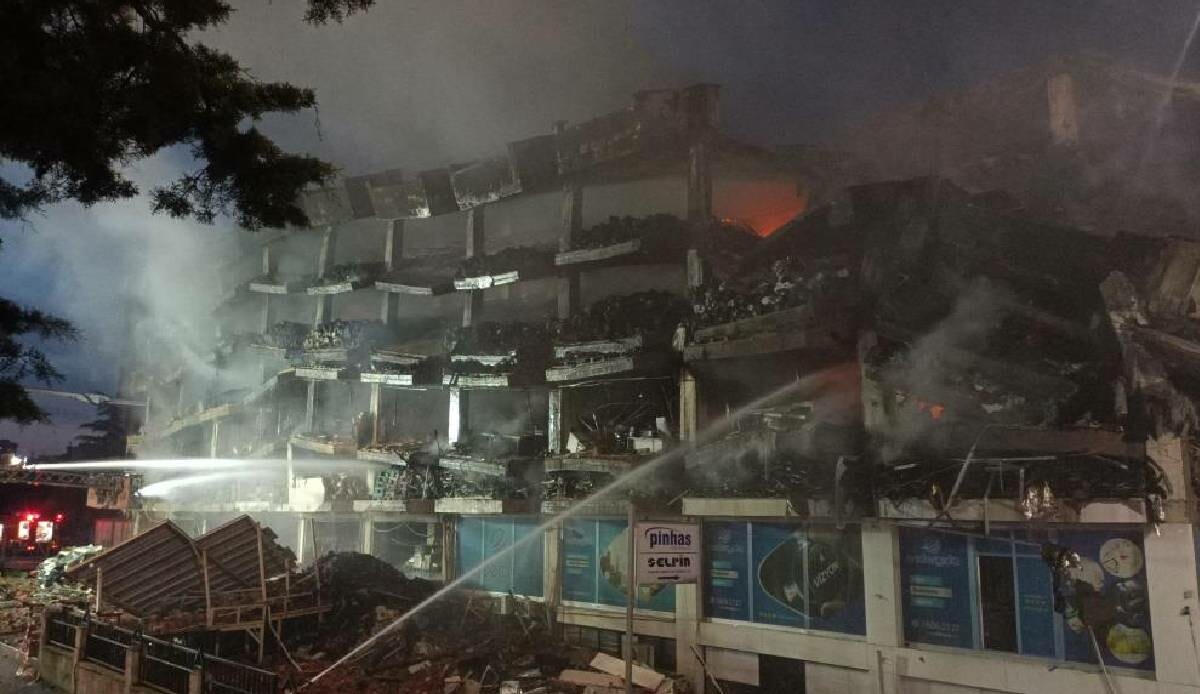 Başakşehir’de iş hanındaki yangın 31 saat sonra kontrol altına alındı  