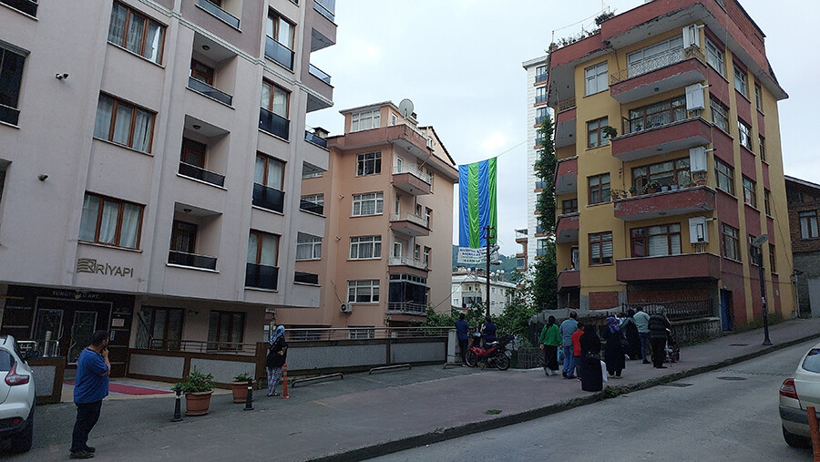 Eski CHP Rize Kadın Kolları Başkanı Nurdan Tavukçu Ardal 5. kattan düştü Eski CHP Rize Kadın Kolları Başkanı Nurdan Tavukçu Ardal 5. kattan düştü