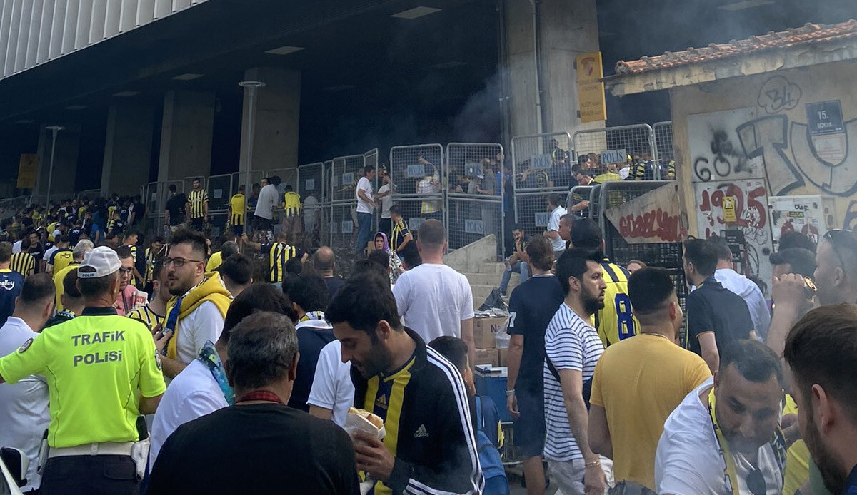 Fenerbahçe - Başakşehir finali öncesi İzmir&#039;de olaylar çıktı! Hastaneye kaldırılan taraftarlar var
