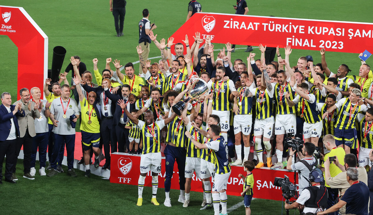 10 yıl sonra Türkiye Kupası şampiyonu olan Fenerbahçe kupayı 5 yıldızlı formayla kaldırdı